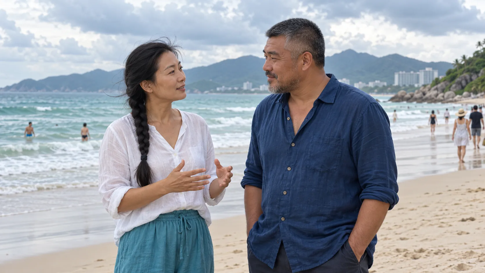 留长辫的成年女性与花白短发、留灰胡子的成年男性在海边交流，示意提前考虑海风与人声表达。 AI生成示意，不代表真实客片或具体服务配置。